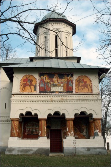 Biserica "Adormirea Maicii Domnului" - Biserică cu pictură exterioară